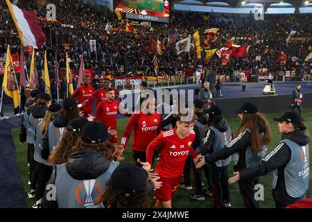 Roma, Italia, 2 maggio 2024. I giocatori del RomaÕs arrivano per il riscaldamento prima della semifinale di UEFA Europa League partita di andata tra Roma e Bayer Leverkusen allo Stadio Olimpico. Foto Stock