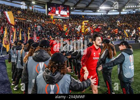 Roma, Italia, 2 maggio 2024. I giocatori del RomaÕs arrivano per il riscaldamento prima della semifinale di UEFA Europa League partita di andata tra Roma e Bayer Leverkusen allo Stadio Olimpico. Foto Stock