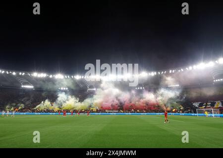 Roma, Italia, 2 maggio 2024. I tifosi del RomaÕs aspettano l'inizio della semifinale di UEFA Europa League contro la Roma e il Bayer Leverkusen allo Stadio Olimpico. Foto Stock