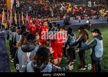 Roma, Italia, 2 maggio 2024. I giocatori del RomaÕs arrivano per il riscaldamento prima della semifinale di UEFA Europa League partita di andata tra Roma e Bayer Leverkusen allo Stadio Olimpico. Foto Stock