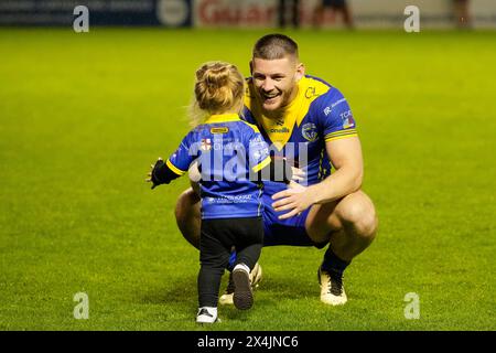 Danny Walker dei Warrington Wolves con la sua giovane figlia durante la partita del 10° turno di Betfred Super League Warrington Wolves vs Hull FC all'Halliwell Jones Stadium, Warrington, Regno Unito, 3 maggio 2024 (foto di Steve Flynn/News Images) Foto Stock