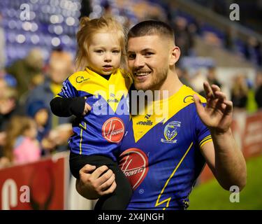 Warrington, Regno Unito. 31 agosto 2023. Danny Walker dei Warrington Wolves con la sua giovane figlia durante la partita del Betfred Super League Round 10 Warrington Wolves vs Hull FC all'Halliwell Jones Stadium, Warrington, Regno Unito, 3 maggio 2024 (foto di Steve Flynn/News Images) a Warrington, Regno Unito, il 31/8/2023. (Foto di Steve Flynn/News Images/Sipa USA) credito: SIPA USA/Alamy Live News Foto Stock