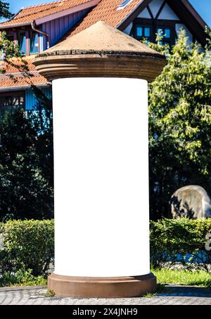 Pilastro pubblicitario in una città con spazio di copia gratuito e mockup pubblicitario. Foto Stock