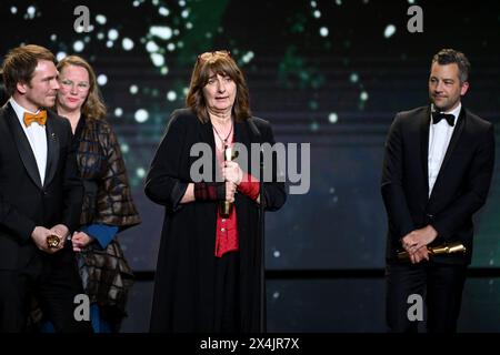 Berlino, Germania. 3 maggio 2024. Christoph Daniel (r), Sonja Schmitt e Marc Schmidheiny (l) sono lieti di ricevere la Lola per il miglior film per bambini "Checker Tobi und die Reise zu den fliegenden Flüssen" alla cerimonia dei German Film Awards. Il Lola è uno dei premi più importanti del settore. Crediti: Sebastian Christoph Gollnow/dpa/Alamy Live News Foto Stock