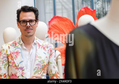 Il designer Juan Avellaneda posa durante la presentazione della collezione Avellaneda per SEE Iou a Madrid, 2 aprile 2024, Spagna con: Juan Avellaneda dove: Madrid, Spagna quando: 02 apr 2024 credito: Oscar Gonzalez/WENN Foto Stock