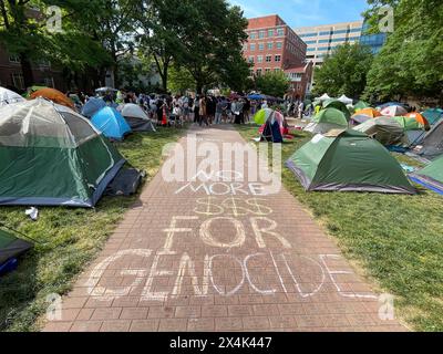 Washington, District of Columbia, USA. 3 maggio 2024. Le parole "no more $$$ for genocide" sono stampigliate sul marciapiede dell'accampamento della George Washington University. Le tende sono fissate in modo ordinato intorno al quad. (Credit Image: © sue Dorfman/ZUMA Press Wire) SOLO PER USO EDITORIALE! Non per USO commerciale! Foto Stock