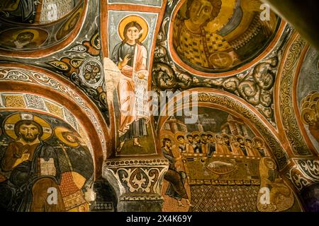 Colorato di affreschi a soffitto, religiosi di dipinti murali in interni dei primi cristiani troglodite chiesa rupestre, Goreme, Cappadocia, Turchia Foto Stock