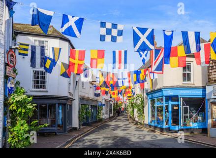 Coloratissimi trampolini per le strade per il festival "Obby 'Oss", un tradizionale evento popolare annuale del maggio a Padstow, una città costiera della Cornovaglia, Inghilterra Foto Stock