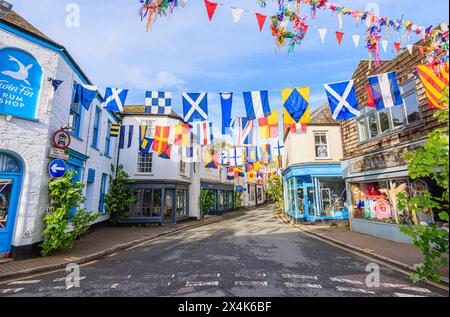 Coloratissimi trampolini per le strade per il festival "Obby 'Oss", un tradizionale evento popolare annuale del maggio a Padstow, una città costiera della Cornovaglia, Inghilterra Foto Stock