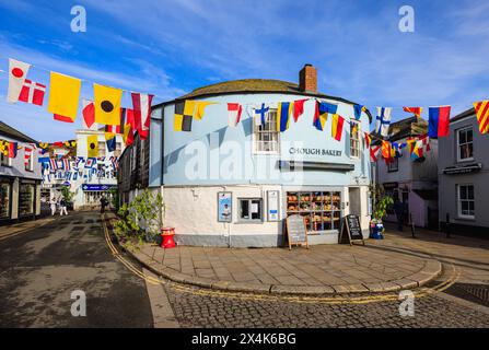 Coloratissimi trampolini per le strade per il festival "Obby 'Oss", un tradizionale evento popolare annuale del maggio a Padstow, una città costiera della Cornovaglia, Inghilterra Foto Stock