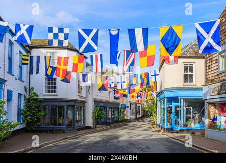 Coloratissimi trampolini per le strade per il festival "Obby 'Oss", un tradizionale evento popolare annuale del maggio a Padstow, una città costiera della Cornovaglia, Inghilterra Foto Stock