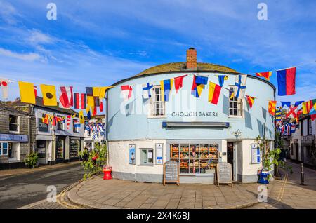 Coloratissimi trampolini per le strade per il festival "Obby 'Oss", un tradizionale evento popolare annuale del maggio a Padstow, una città costiera della Cornovaglia, Inghilterra Foto Stock