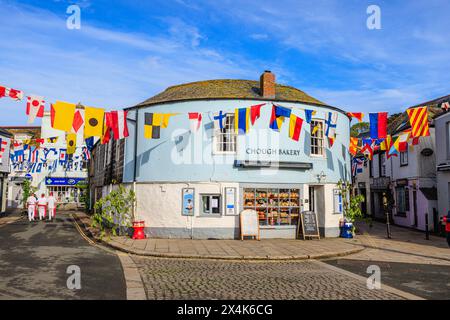 Coloratissimi trampolini per le strade per il festival "Obby 'Oss", un tradizionale evento popolare annuale del maggio a Padstow, una città costiera della Cornovaglia, Inghilterra Foto Stock