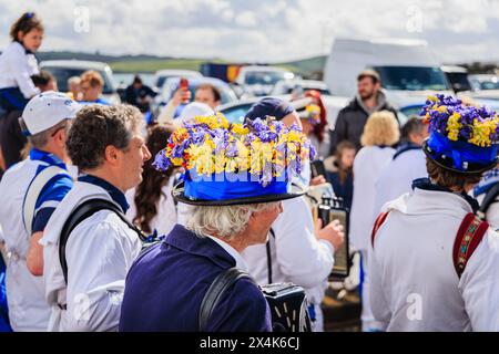 Un artista indossa un cappello con una ghirlanda di campanelli e sciabole al festival "Obby 'Oss", un evento popolare annuale del maggio a Padstow, nella Cornovaglia settentrionale Foto Stock