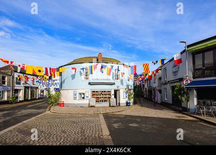 Coloratissimi trampolini per le strade per il festival "Obby 'Oss", un tradizionale evento popolare annuale del maggio a Padstow, una città costiera della Cornovaglia, Inghilterra Foto Stock