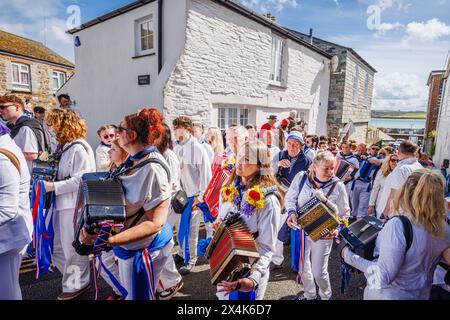 I fisarmonicisti del Blue Ribbon sfilano per le strade per il festival 'Obby' Oss, un evento popolare annuale il giorno di maggio a Padstow, Cornovaglia, Inghilterra Foto Stock