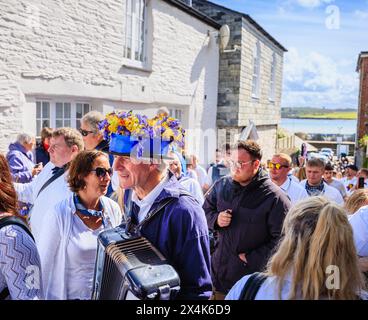 Un artista indossa un cappello con una ghirlanda di campanelli e sciabole al festival "Obby 'Oss", un evento popolare annuale del maggio a Padstow, nella Cornovaglia settentrionale Foto Stock