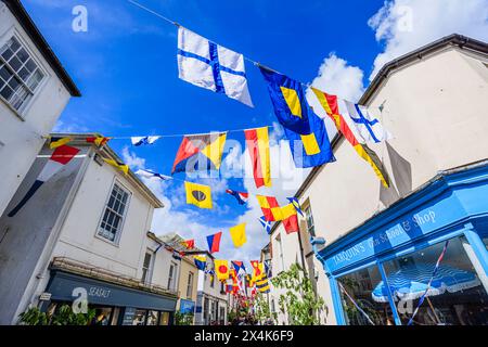 Coloratissimi trampolini per le strade per il festival "Obby 'Oss", un tradizionale evento popolare annuale del maggio a Padstow, una città costiera della Cornovaglia, Inghilterra Foto Stock