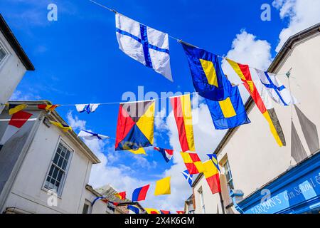 Coloratissimi trampolini per le strade per il festival "Obby 'Oss", un tradizionale evento popolare annuale del maggio a Padstow, una città costiera della Cornovaglia, Inghilterra Foto Stock