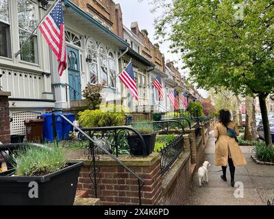 Blocco patriottico con bandiere americane che sventolano nel quartiere Windsor Terrace di Brooklyn, New York. Foto Stock