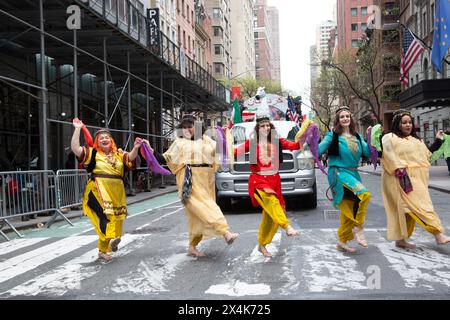 I ballerini celebrano la ventesima Parata persiana annuale nel 2024 sulla Madison Avenue a New York. Foto Stock
