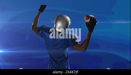 Immagine della vista posteriore dell'eccitato giocatore di football americano con palla, su blu con luce pulsata Foto Stock