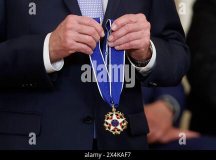 Washington, Vereinigte Staaten. 3 maggio 2024. Il presidente degli Stati Uniti Joe Biden detiene la Presidential Medal of Freedom durante una cerimonia nella East Room della Casa Bianca a Washington DC venerdì 3 maggio 2024. Credito: Jonathan Ernst/Pool tramite CNP/dpa/Alamy Live News Foto Stock