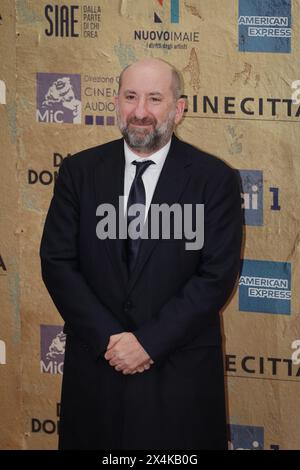 Roma, Italia - 3 maggio 2024: Antonio Albanese partecipa al Red carpet della cerimonia di premiazione del David di Donatello 2024 a Roma, Italia, presso gli studi Cinecittà. (Foto di Gennaro Leonardi/Alamy Live News) Foto Stock