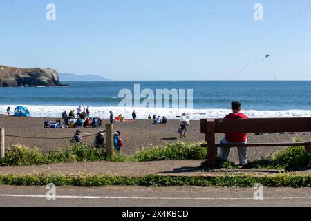 San Francisco, California, Stati Uniti. 3 maggio 2024. Rodeo Beach, vicino a Fort Cronkhite e San Francisco, California, è un luogo tranquillo per gli amanti della spiaggia alla ricerca di splendide viste. San Francisco California è un sito storico aperto al pubblico. I resti sono coperti da graffiti. (Credit Image: © Marty Bicek/ZUMA Press Wire) SOLO PER USO EDITORIALE! Non per USO commerciale! Foto Stock