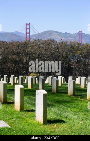 San Francisco, California, Stati Uniti. 3 maggio 2024. Il cimitero nazionale di San Francisco a San Francisco, California, si affaccia sul Golden Gate Bridge e sulla baia. (Credit Image: © Marty Bicek/ZUMA Press Wire) SOLO PER USO EDITORIALE! Non per USO commerciale! Foto Stock