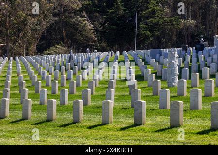 San Francisco, California, Stati Uniti. 3 maggio 2024. Il cimitero nazionale di San Francisco a San Francisco, California, si affaccia sul Golden Gate Bridge e sulla baia. (Credit Image: © Marty Bicek/ZUMA Press Wire) SOLO PER USO EDITORIALE! Non per USO commerciale! Foto Stock