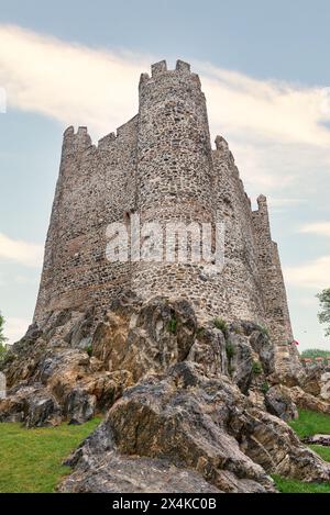 Scatto mattutino di Anadolu Hisari, o castello anatolico, una fortezza ottomana medievale del XIII secolo costruita dal sultano Bayezid i, sul lato anatolico del Bosforo nel distretto di Beykoz, Istanbul, Turchia Foto Stock