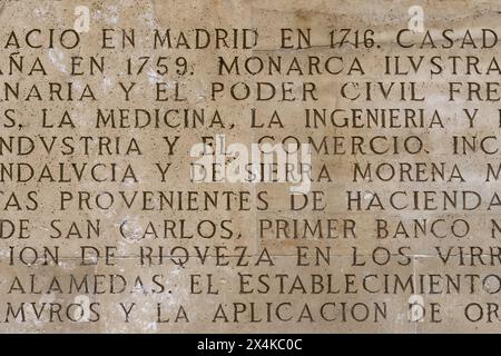 Madrid, Spagna. 11 febbraio 2024 - primo piano dell'iscrizione sul piedistallo della statua equestre di Carlo III a Puerta del Sol Foto Stock