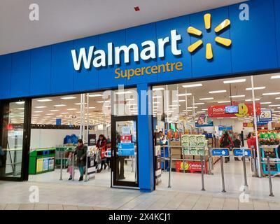 Toronto, ON, Canada - 30 aprile 2024: Visualizza sul cartello con il logo del superstore Walmart in America Foto Stock