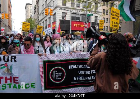 I manifestanti pro-Palestina marciano tenendo striscioni che esprimono le loro opinioni. I manifestanti pro-palestinesi si sono riuniti a Manhattan, New York. La mattina, il dipartimento di polizia di New York ha smantellato una protesta contro un "Gaza Solidarity Encampment” che era stato fuori dal John A. Paulson Center della New York University per una settimana. La polizia di New York rimosse anche un accampamento all'interno della New School. Questi accampamenti sono stati ispirati da un accampamento simile alla Columbia University, che è stato rimosso dal NYPD martedì. Dopo che i manifestanti hanno creato l'accampamento alla Columbia University, gli studenti Foto Stock