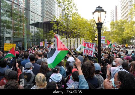 I manifestanti pro-palestinesi si radunano, sventolando la bandiera palestinese fuori dal John A. Paulson Center della New York University. I manifestanti pro-palestinesi si sono riuniti a Manhattan, New York. La mattina, il dipartimento di polizia di New York ha smantellato una protesta contro un "Gaza Solidarity Encampment” che era stato fuori dal John A. Paulson Center della New York University per una settimana. La polizia di New York rimosse anche un accampamento all'interno della New School. Questi accampamenti sono stati ispirati da un accampamento simile alla Columbia University, che è stato rimosso dal NYPD martedì. Dopo la creazione dei manifestanti Foto Stock