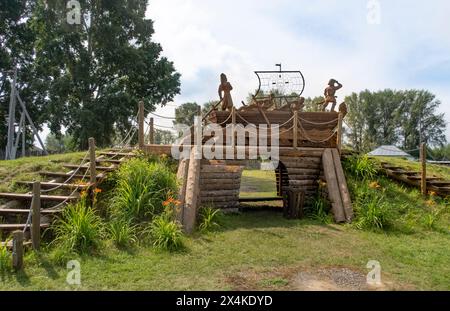 INKINO, RUSSIA - 30 LUGLIO 2023: Una scultura in legno raffigurante i pionieri della Siberia Foto Stock