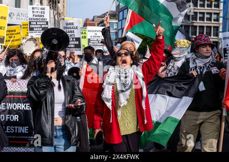 I manifestanti cantano slogan e tengono cartelli, bandiere durante una marcia dimostrativa per le strade della NYU. I gruppi studenteschi pro-Palestina continuano a protestare a New York. Dopo che la polizia di New York ha sgombrato gli accampamenti della NYU e della New School il venerdì mattina presto gli studenti si sono riuniti al Paulson Center della NYU, hanno marciato verso la New School e poi giù verso il Washington Square Park. La marcia fu organizzata da Shut IT Down for Palestine, una coalizione di organizzazioni che chiedevano un cessate il fuoco e tagliavano gli aiuti a Israele. (Foto di Syndi Pilar/SOPA Images/Sipa USA) Foto Stock