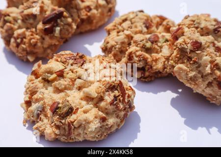 Biscotti alle mandorle, biscotti alla frutta secca fatti in casa su sfondo bianco Foto Stock