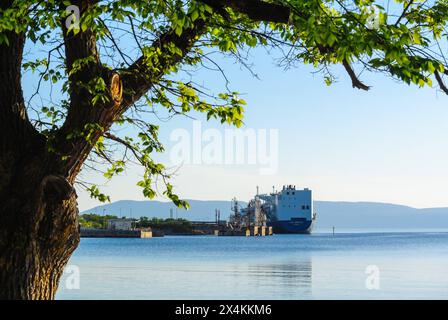 omisalj, croazia, 30 aprile 2024, lng taker croatia, rijeka nel terminal dell'isola di krk *** omisalj, kroatien, 30. aprile 2024, lng taker kroatien, rijeka im terminal auf der insel krk Copyright: xx Foto Stock