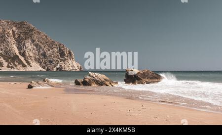 Bella giornata sulla spiaggia KaVo Paradiso nell'isola di kos, in grecia Foto Stock