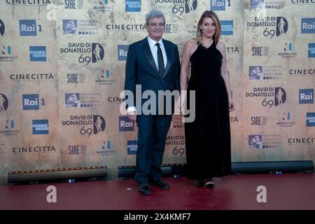Roma, Italia. 3 maggio 2024. Mario Martone e sua moglie partecipano alla photocall al 69° David di Donatello presso i Cinecitta Studios di Roma, il 3 maggio 2024. (Foto di Luca Carlino/NurPhoto)0 credito: NurPhoto SRL/Alamy Live News Foto Stock