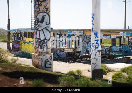 Stazione di servizio abbandonata e ristorante vicino a Barstow, California Foto Stock