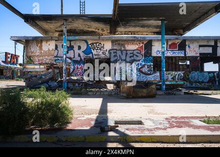 Stazione di servizio abbandonata e ristorante vicino a Barstow, California Foto Stock