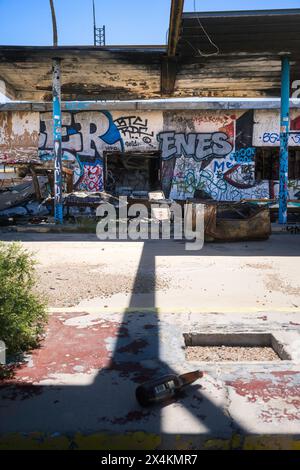 Stazione di servizio abbandonata e ristorante vicino a Barstow, California Foto Stock