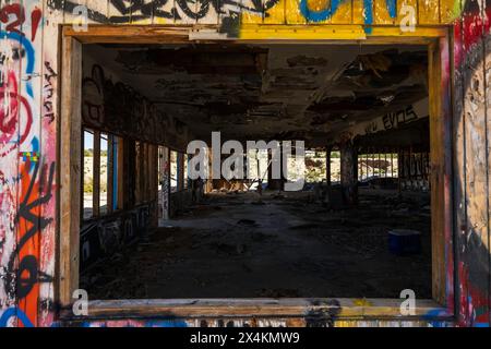 Stazione di servizio abbandonata e ristorante vicino a Barstow, California Foto Stock