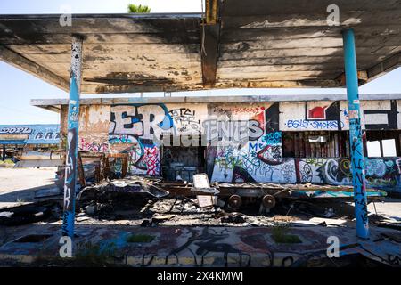 Stazione di servizio abbandonata e ristorante vicino a Barstow, California Foto Stock