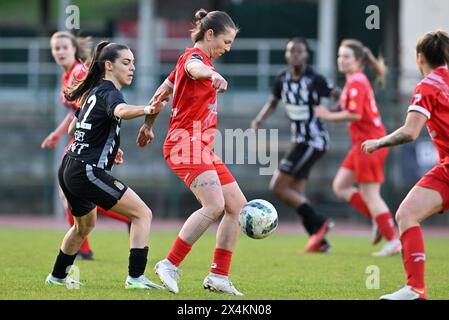 Woluwe, Belgio. 3 maggio 2024. Leila Seret (22) di Charleroi nella foto difendendo su Celine Verdonck (27) di Woluwe durante una partita di calcio femminile tra FC Femina White Star Woluwe e Sporting du Pays de Charleroi il 6° e ultimo giorno di partita in Play Off 2 della stagione 2023 - 2024 del belga lotto Womens Super League, venerdì 3 maggio 2024 a Woluwe, BELGIO . Crediti: Sportpix/Alamy Live News Foto Stock