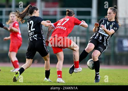 Woluwe, Belgio. 3 maggio 2024. Leila Seret (22) di Charleroi, Celine Verdonck (27) di Woluwe e Charlotte Faity (21) di Charleroi ha immaginato una lotta per il pallone durante una partita di calcio femminile tra FC Femina White Star Woluwe e Sporting du Pays de Charleroi il 6° e ultimo giorno di partita in Play Off 2 della stagione 2023 - 2024 di belga lotto Womens Super League, venerdì 3 maggio 2024 a Woluwe, BELGIO . Crediti: Sportpix/Alamy Live News Foto Stock