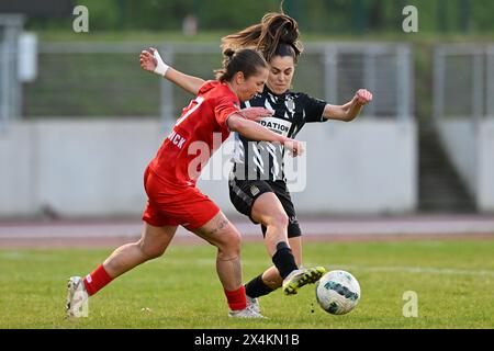 Woluwe, Belgio. 3 maggio 2024. Celine Verdonck (27) di Woluwe ha immaginato di combattere per il ballo con Leila Seret (22) di Charleroi durante una partita di calcio femminile tra FC Femina White Star Woluwe e Sporting du Pays de Charleroi il 6° e ultimo giorno di partita in Play Off 2 della stagione 2023 - 2024 di belga lotto Womens Super League, venerdì 3 maggio 2024 a Woluwe, BELGIO . Crediti: Sportpix/Alamy Live News Foto Stock